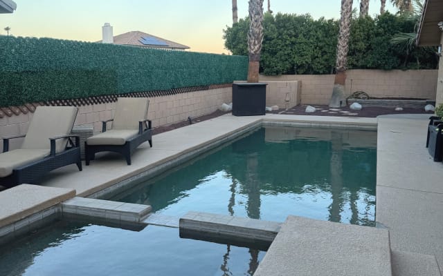 Quarto privado aconchegante com banheiro privativo e piscina privativa.