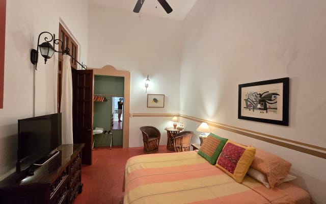 Anuncio de Octavio en misterb&b - La habitación n.o 3 cuenta con una cama de matrimonio, una cómoda para la ropa, un televisor inteligente, una caja fuerte, un baño privado, un ventilador de techo y un ventilador de pie. 💓🇲🇽😍