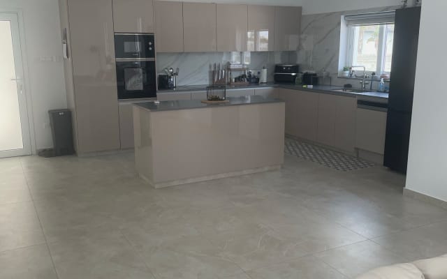 Modern bungalow 10 minutes from beach. Private room or option to share