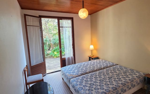 Quarto sob os pinheiros, a 15 minutos da Praia Gay das Casernes