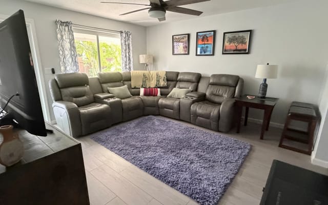 2 BR Unit in duplex 1 mile from Wilton Manors with pool access.