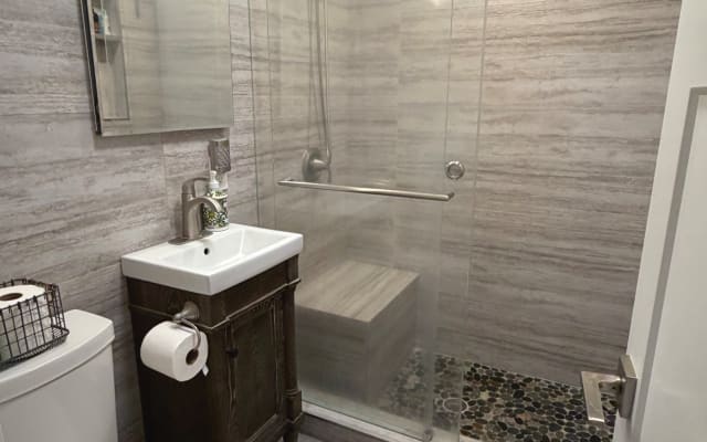 2 BR Unit in duplex 1 mile from Wilton Manors with pool access.