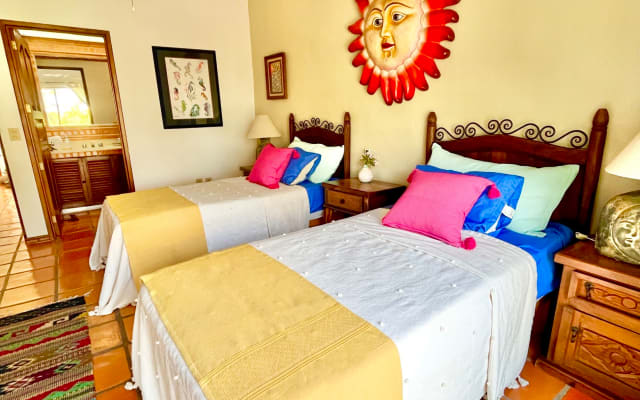 SUNROOM / Cozy, 2 beds, private bathroom, and A/C