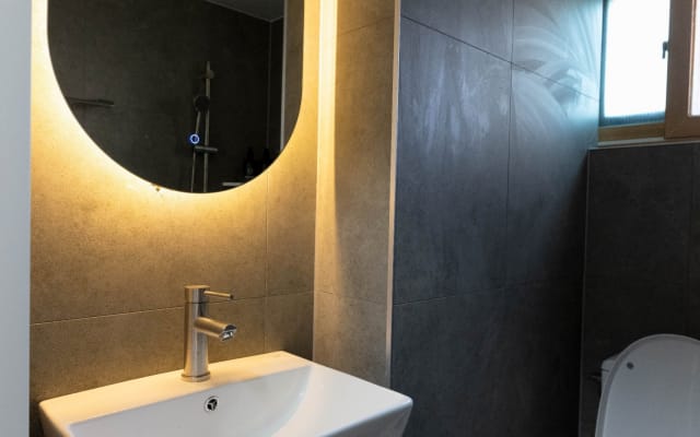 L'hotel si trova in centro città, vicino alla stazione della...