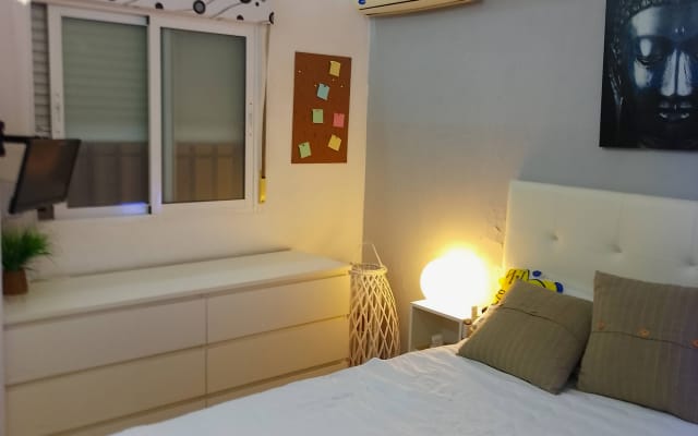 Habitación cómoda con muchas luz y baño compartido