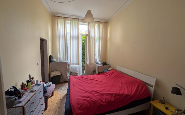 Schlafzimmer in einer hübschen Wohnung in der Nähe der EU-Kommission