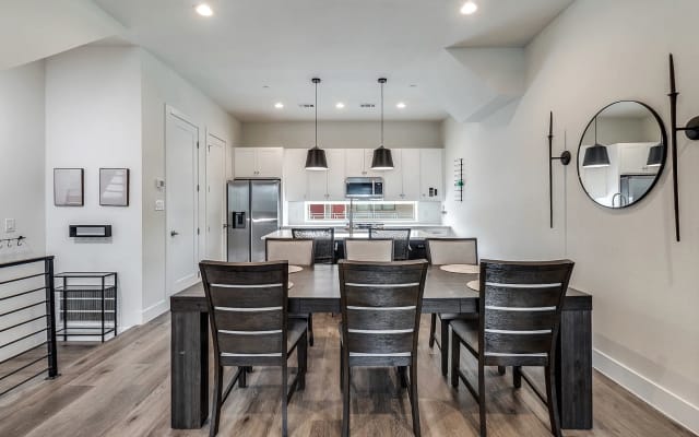 Geräumiges Stadthaus in Dallas mit eigener Garage, Dachterrasse und Arbeitszimmer  - Foto 3