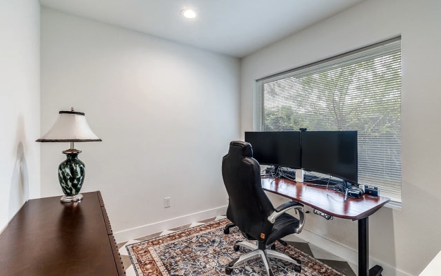 Geräumiges Stadthaus in Dallas mit eigener Garage, Dachterrasse und Arbeitszimmer  - Foto 8