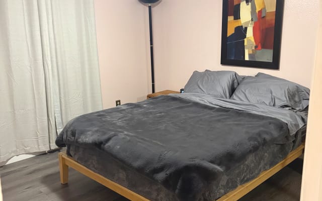 Gemütliches Privatzimmer mit eigenem Bad und eigenem Pool.