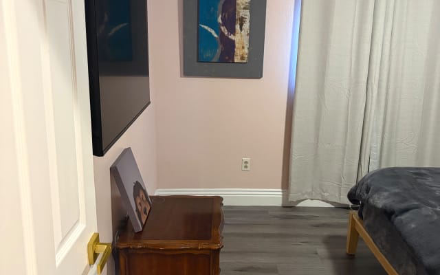 Gemütliches Privatzimmer mit eigenem Bad und eigenem Pool.