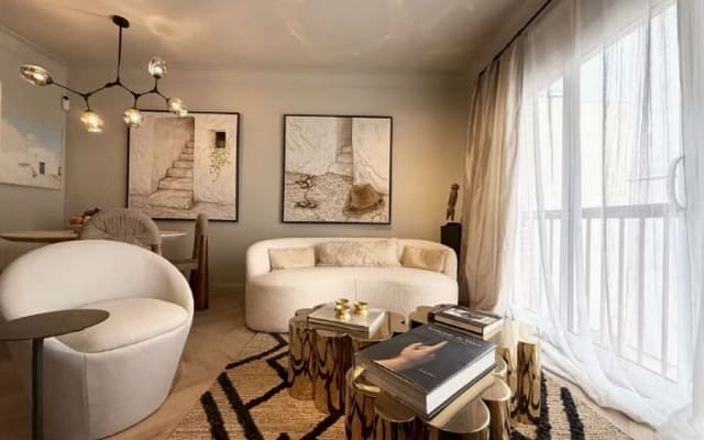 Modern and Classic Furnished Apartment Home In City