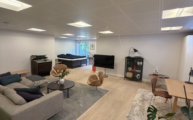 Habitación muy amplia con baño y entrada independientes. Situada en el