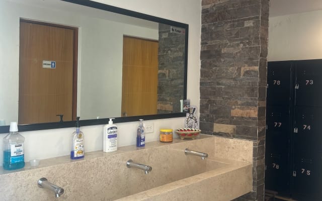 ALOJAMENTO EXCLUSIVAMENTE PARA HOMENS:
No centro da...
Perto de...