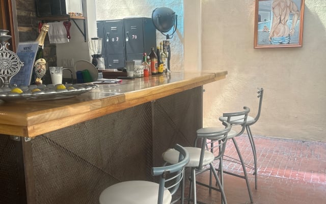 ALOJAMENTO EXCLUSIVAMENTE PARA HOMENS:
No centro da...
Perto de...