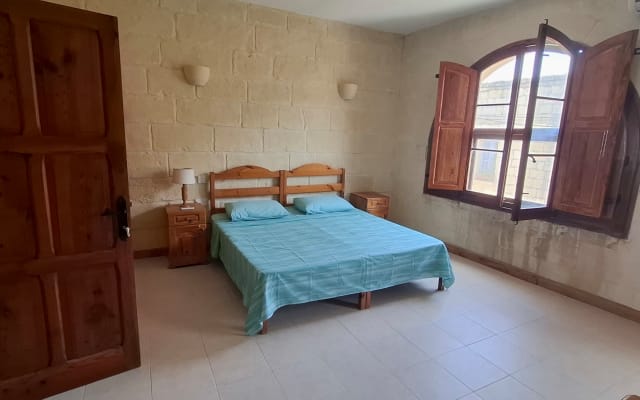 Apt just 5 minutes from the sea with bus available to tourist sites...