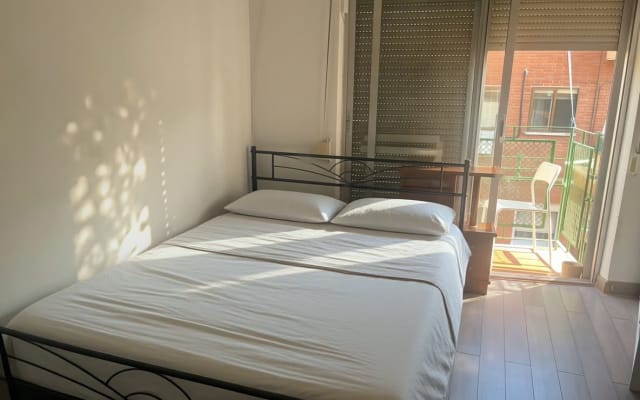 Quarto duplo privado com varanda e ar-condicionado em Usera