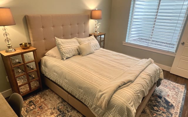 Private Guest Suite by the Lake in Daybreak | Gay Host