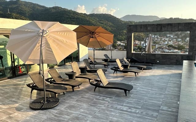 Luxurious Room with Infinity Pool and Gym in Downtown with Private...