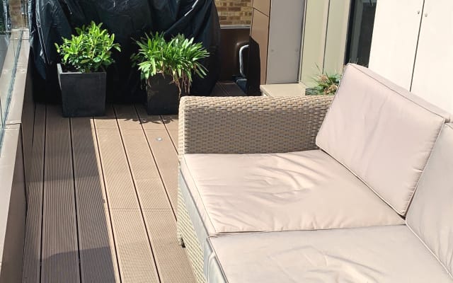 Penthouse with parking and AC, close to Jubilee line