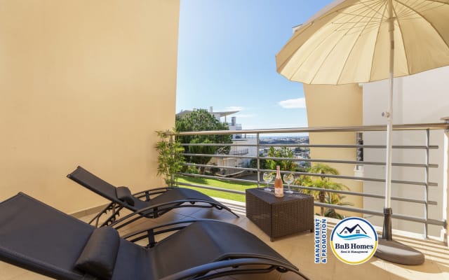 BnB Homes White Rose Apartment with 2 Terraces & 2 Pools