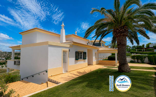 BnB Homes Villa Verde - 4 bedrooms, Marina view, pool & BBQ
