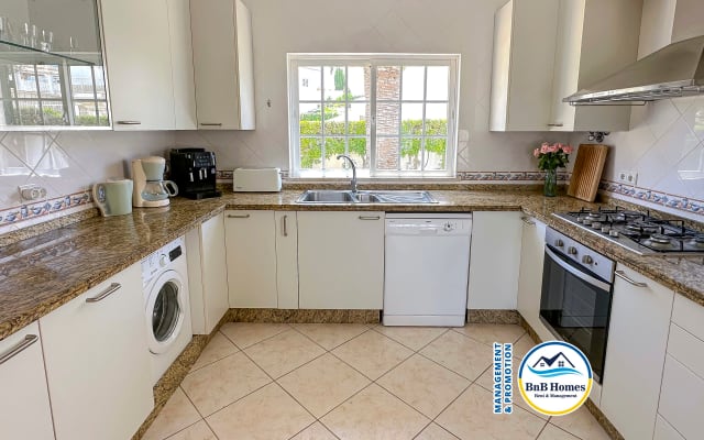 BnB Homes Villa Verde - 4 bedrooms, Marina view, pool & BBQ