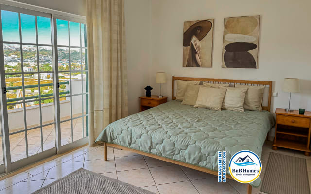 BnB Homes Villa Verde - 4 bedrooms, Marina view, pool & BBQ