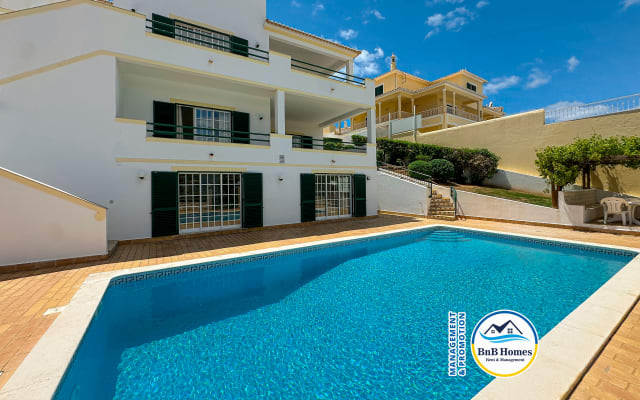 BnB Homes Villa Verde - 4 bedrooms, Marina view, pool & BBQ