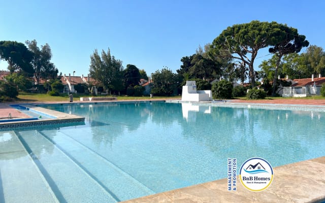 BnB Homes Cozy Studio with Pool - The Strip street & Beach