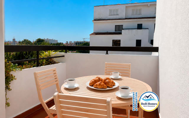 BnB Homes Cozy Studio with Pool - The Strip street & Beach