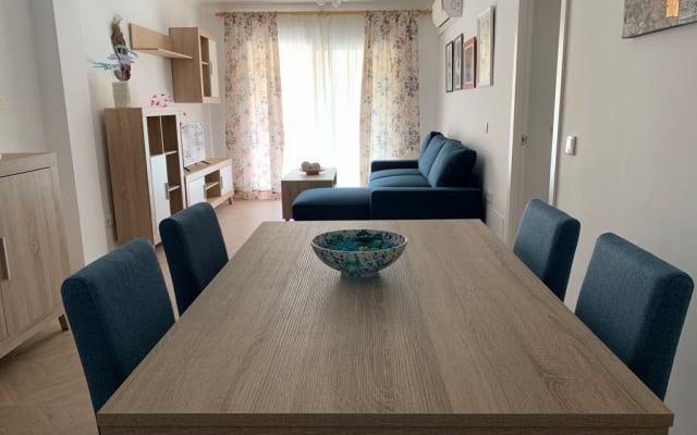 Chambre privée avec deux lits simples et vue sur l'extérieur.