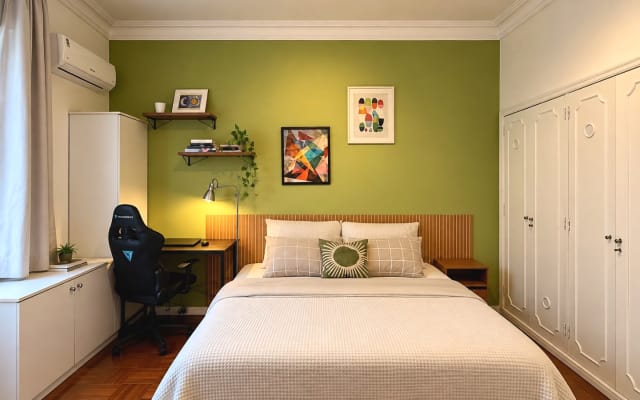 Walther's listing on misterb&b - A spacious, airy bedroom with a king-size bed, a home office area, and a private bathroom.