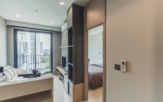 Thonglor entire apartment with rooftop infinity pool & gym