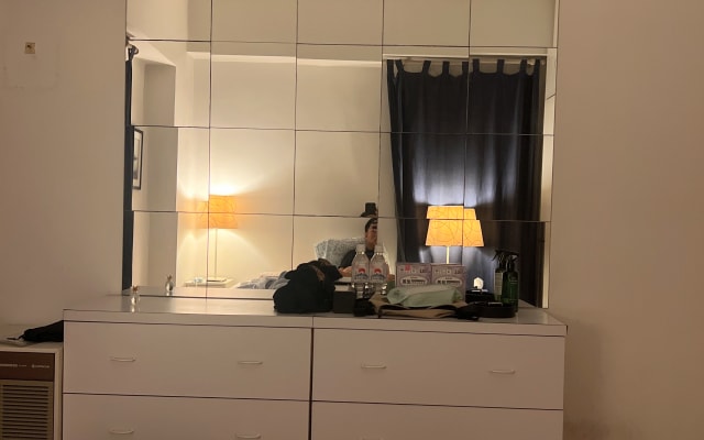 Scopri la posizione privilegiata di Hong Kong con una spaziosa camera...