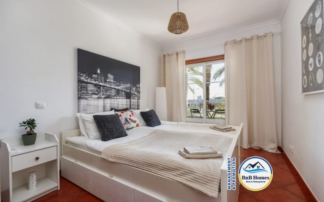BnB Homes apartment with swimming pool near the heart city 
