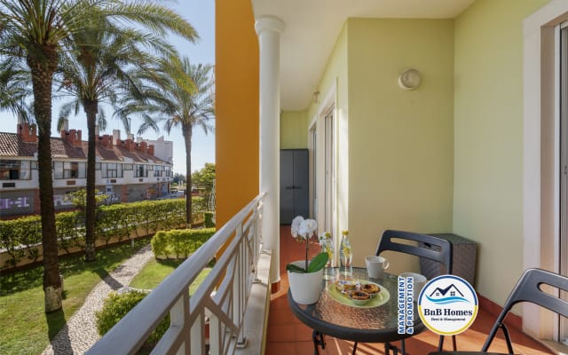BnB Homes apartment with swimming pool near the heart city 
