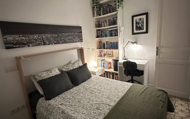 Quarto duplo com varanda no moderno Poble Sec.