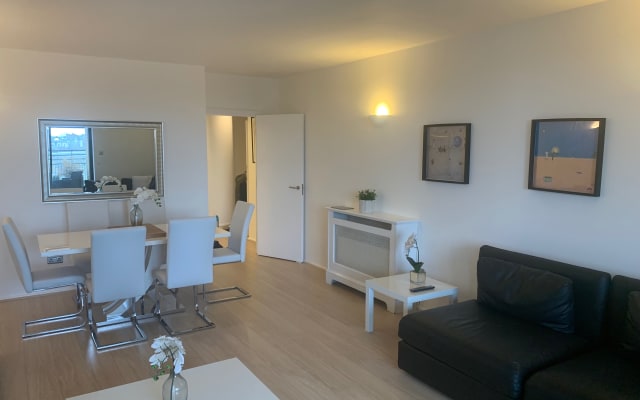 Cosy double bedroom and dedicated bathroom in South Kensington