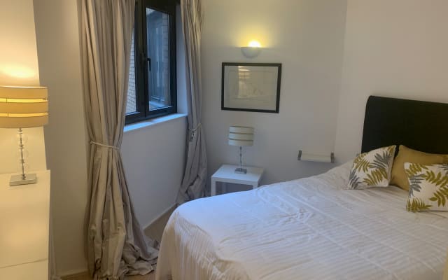 Cosy double bedroom and dedicated bathroom in South Kensington