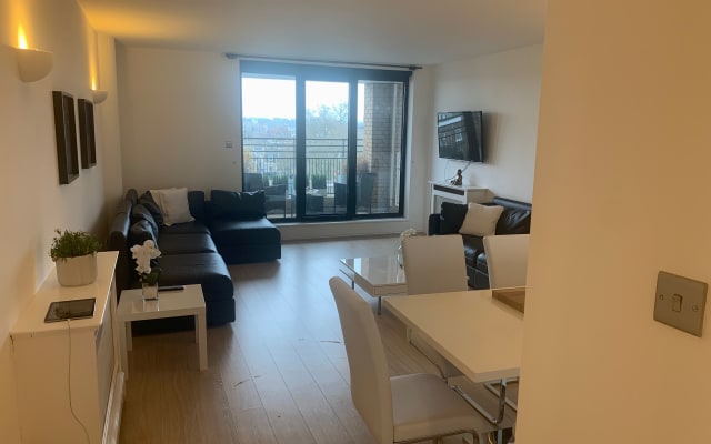 Cosy double bedroom and dedicated bathroom in South Kensington