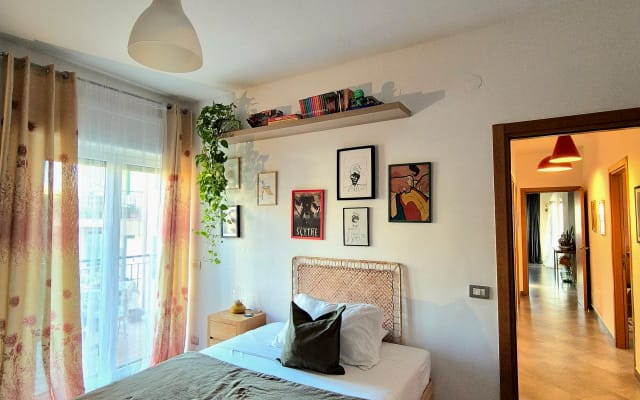 Quarto num apartamento com uma vista incrível para o mar! Vem ficar na