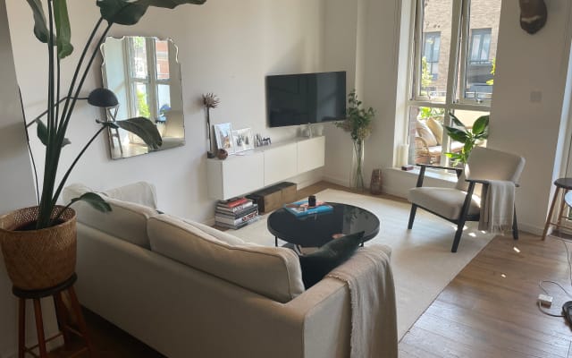 Warm, Welcoming 1-Bed with Balcony - Quiet Bow Street, LGBTQ+ Host