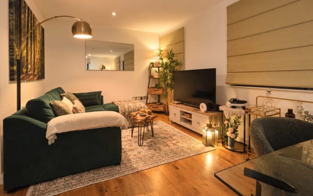 Un soggiorno elegante a Cardiff con un padrone di casa gay in forma e...