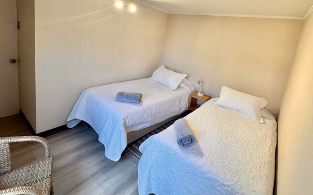 Une chambre chaleureuse, idéale pour se reposer, profiter et se...