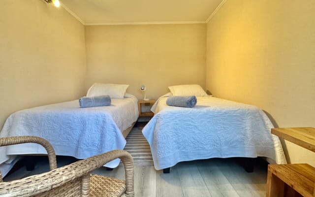 Une chambre chaleureuse, idéale pour se reposer, profiter et se...