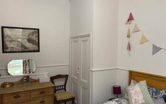 South facing Victorian flat in seaside town with lovely restaurants