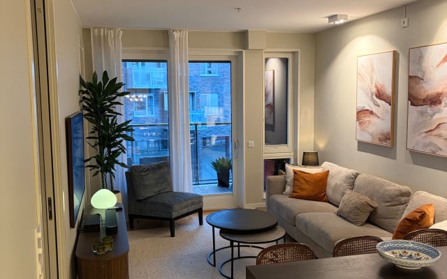 Private Room in Stylish Waterfront Apartment