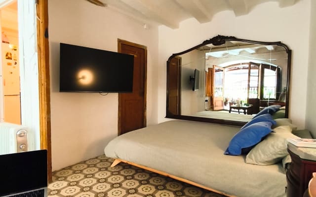 Comfortable Room in an Artist's Home in Downtown Barcelona