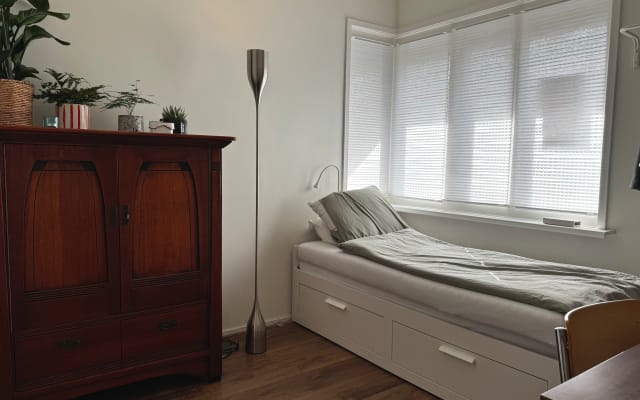 Tranquil apartment 5 minutes to city center.