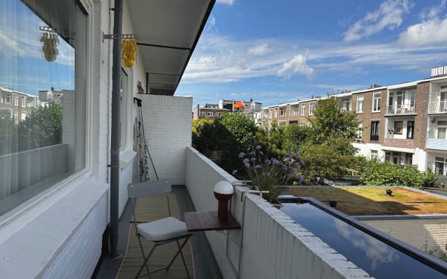 Tranquil apartment 5 minutes to city center.